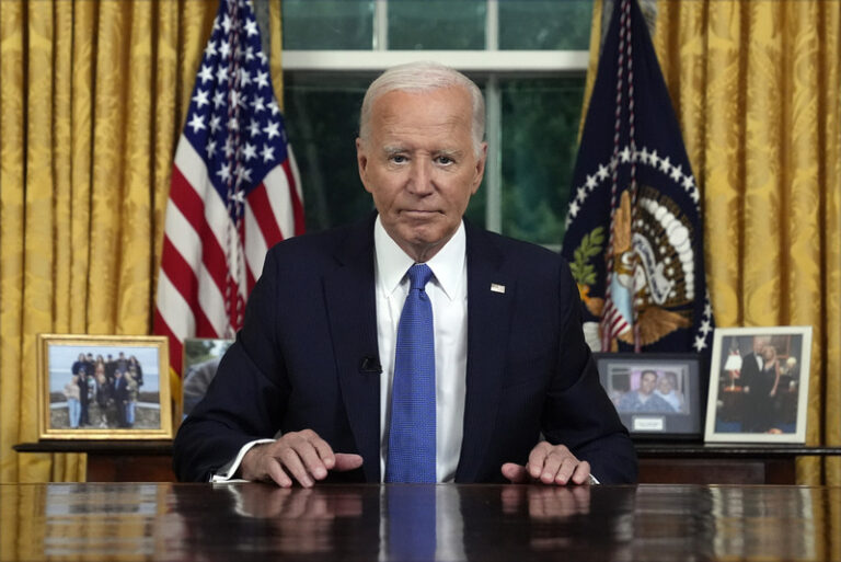 Američané hodnotí Bidena hůře než Obamu i Trumpa při jejich odchodu