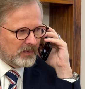 Další trapas premiéra Fialy: Předstíraný telefonát s rakouským kancléřem